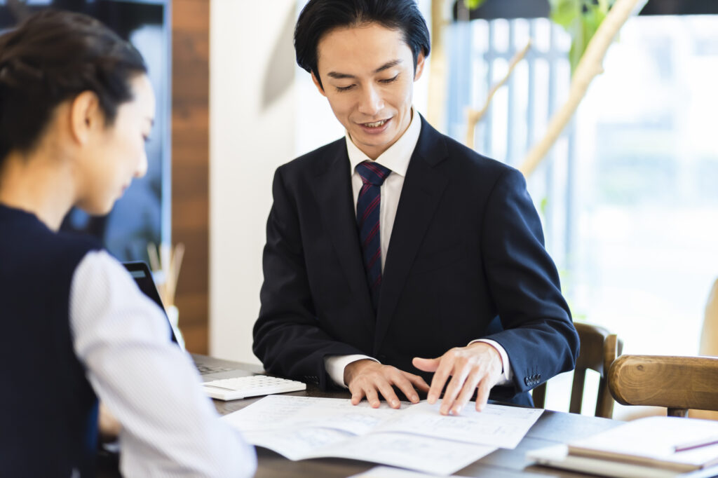リノベーションの説明をする男性